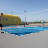 Qualche particolarit�. La battuta � sempre effettuata dal basso (a differenza del tennis in cui la pallina viene lanciata verso l�alto)...
